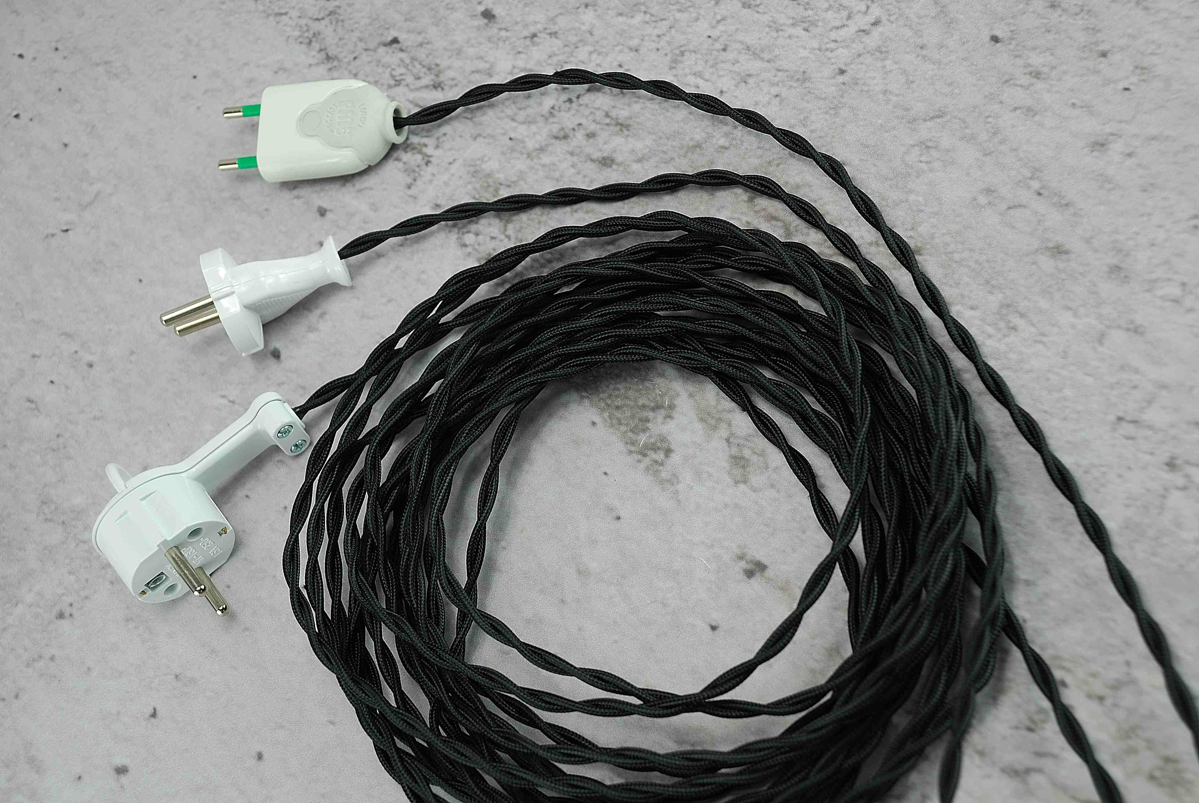 czarny kabel skręcany w oplocie